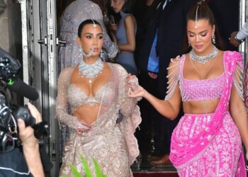 Të gjithë sytë te Kim dhe Khloe, shkëlqejnë me veshjet tradicionale në Indi