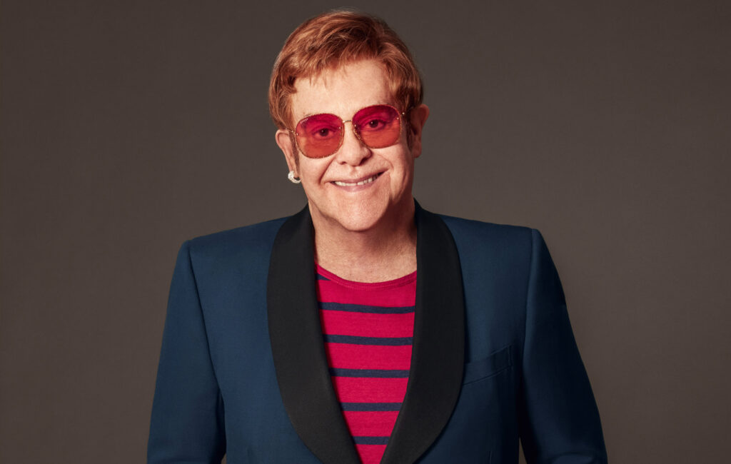 E habitshme! Elton John urinon brenda shishes plastike në dyqanin luksoz