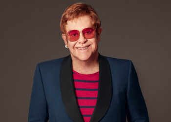 E habitshme! Elton John urinon brenda shishes plastike në dyqanin luksoz