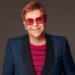 E habitshme! Elton John urinon brenda shishes plastike në dyqanin luksoz