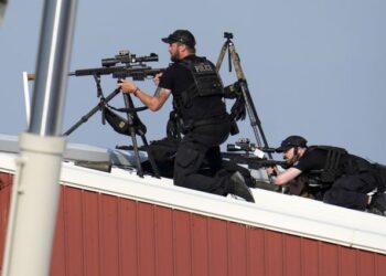 Qëlloi Trump dhe vrau 1 tjetër, momenti kur vritet autori i atentatit në Pensilvani