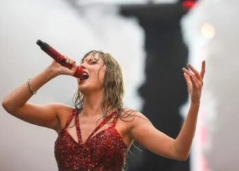 As shiu nuk e ndal! Taylor Swift vazhdon shfaqjen pavarësisht stuhisë së shiut