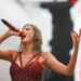 As shiu nuk e ndal! Taylor Swift vazhdon shfaqjen pavarësisht stuhisë së shiut