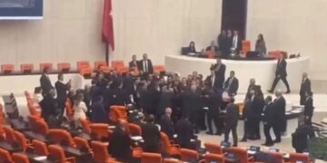 Plas sherri në parlamentin e Turqisë, deputetët goditen me grushta