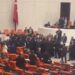 Plas sherri në parlamentin e Turqisë, deputetët goditen me grushta