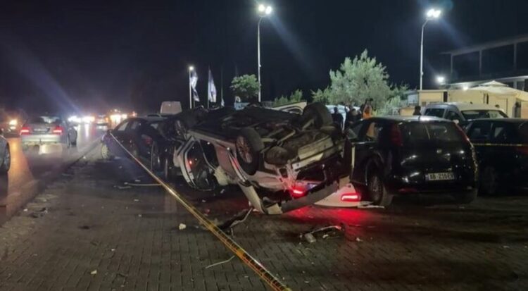 Aksident i frikshëm/ Dy makina përplasen në Lezhë, bëhen “copash” 8 të tjera