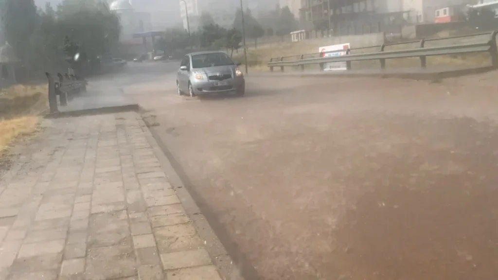 Reshje të dendura të shiut përfshijnë Bulqizën, përmbyten rrugët