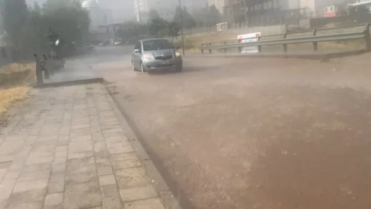 Reshje të dendura të shiut përfshijnë Bulqizën, përmbyten rrugët