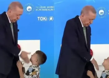 Erdogan godet një fëmijë që nuk i puthi dorën, momenti po bën xhiron e rrjetit