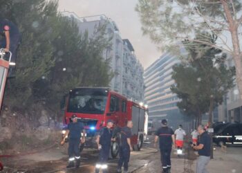 Pas dhjetëra orëve në flakë, përmirësohet situata në Shëngjin