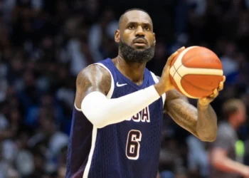 James bëhet basketbollist i parë që do të mbajë flamurin e SHBA në Lojërat Olimpike