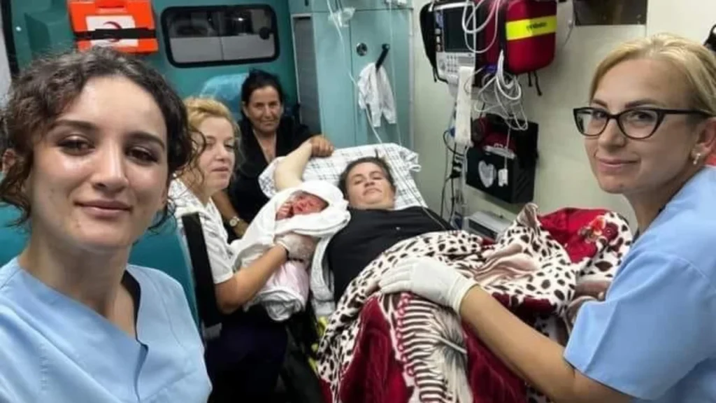 E rrallë në Lezhë! Nëna lind beben e saj në ambulancë