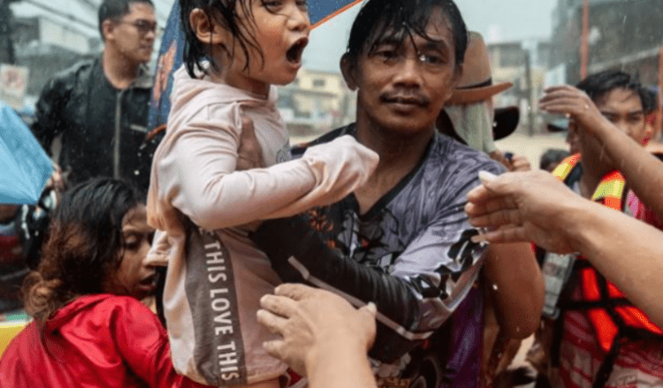 Tajfun në Filipine, mijëra persona zhvendosen nga banesat, 13 viktima