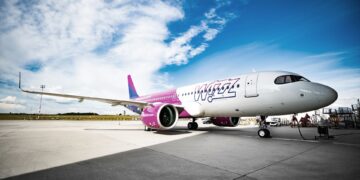 Skandali te Wizzair, punonjësi kërcënon nënën me fëmijë se do t’i anulojë fluturimin