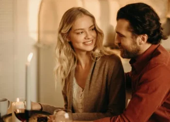 Tre gjëra që na largojnë në sekonda në takimin e parë