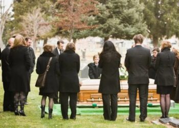 E pazakontë! Vajza merr propozim në funeralin e tezes, por arsyeja e tronditi