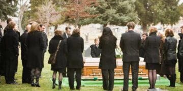 E pazakontë! Vajza merr propozim në funeralin e tezes, por arsyeja e tronditi