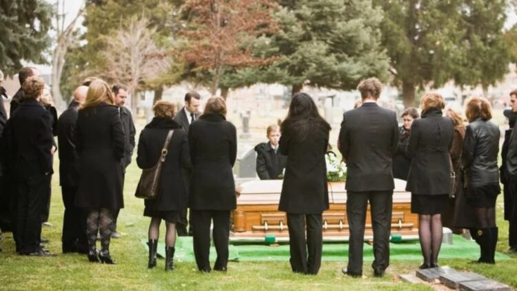 E pazakontë! Vajza merr propozim në funeralin e tezes, por arsyeja e tronditi