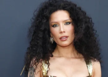 Halsey e zhgënjyer me fansat, mesazhi: Unë luftoja me jetën, ju më urrenit