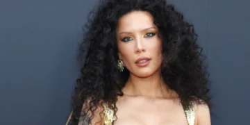 Halsey e zhgënjyer me fansat, mesazhi: Unë luftoja me jetën, ju më urrenit