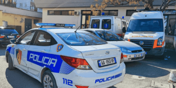 Braktisi dy fëmijët e mitur, bashkëshorti kallëzon në polici 34-vjeçaren