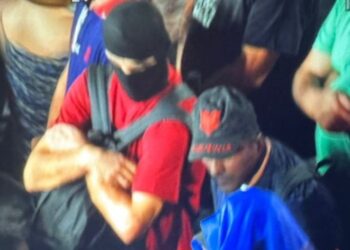 Të maskuar me kapuça, këta janë protestuesit që hodhën molotov tek Kryeministria