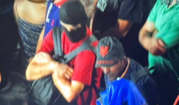 Të maskuar me kapuça, këta janë protestuesit që hodhën molotov tek Kryeministria