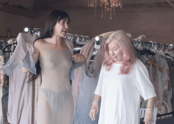 Shokon Scout Willis, ndërrohet në dyqan para klientëve, i nxjerr të gjitha “sheshit”