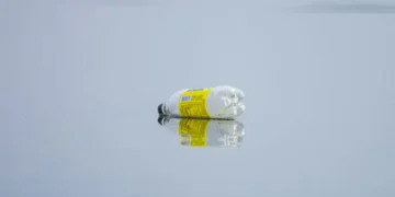 Pse hulumtimet e lidhin pirjen e ujit nga një shishe plastike me diabetin?