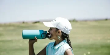 Pse duhet të pastrojmë çdo ditë shishet e ujit të ripërdorshme?