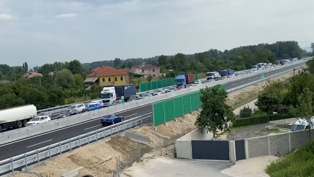 Radha e trafikut arrin mbi 10 km, hiqet pagesa në autostradën “Thumanë-Kashar”