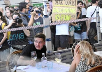 “Kufij për turizmin”/ Protestuesit në Barcelonë “sulmojnë” me pistoleta uji turistët