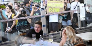 “Kufij për turizmin”/ Protestuesit në Barcelonë “sulmojnë” me pistoleta uji turistët