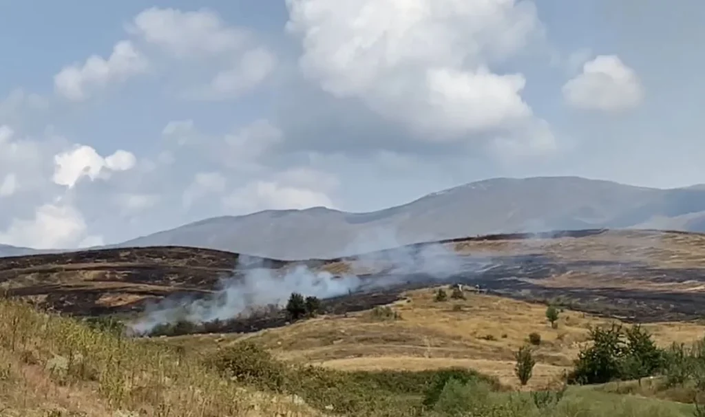 Zjarr në malin e Shëngjinit, rrezikohen banesat ku qëndrojnë pushuesit