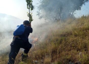 Mali i Gjerë “mbulohet” nga flakët, zjarri përparon me shpejtësi drejt Gjirokastrës