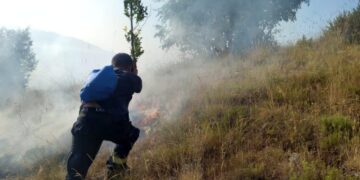 Mali i Gjerë “mbulohet” nga flakët, zjarri përparon me shpejtësi drejt Gjirokastrës
