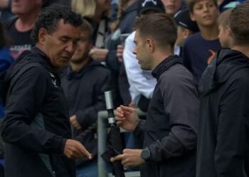 Momenti kur tentohet të goditet arbitri