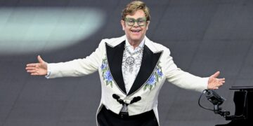 Elton John feston 34-vjetorin e shërimit nga alkooli dhe droga