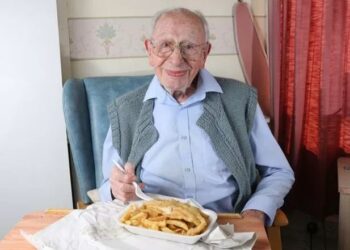 Lindi kur u mbyt Titaniku, burri më i vjetër në botë feston 112 vjetorin e lindjes