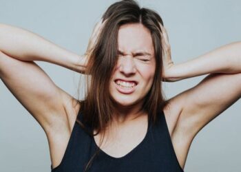 Nuk duron kur të tjerët përtypen para teje? Zbulo çfarë fshihet pas kësaj