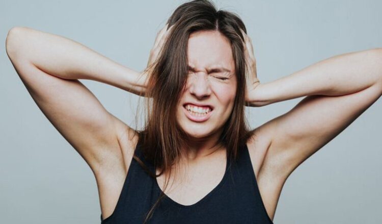 Nuk duron kur të tjerët përtypen para teje? Zbulo çfarë fshihet pas kësaj