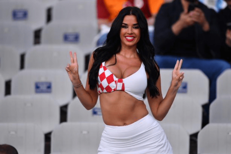 Çfarë ndodhi? Tifozja më seksi e Botërorit përfundon në karrige me rrota