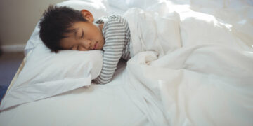 Studimi: Të flesh më gjatë në fundjavë, është e dobishme për shëndetin e zemrës