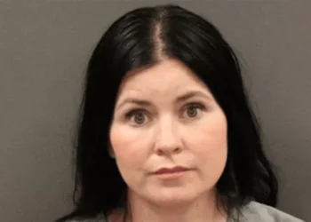 Arrestohet nëna, dyshohet se e la fëmijën 3 muajsh në makinë ndërsa shkoi në panair