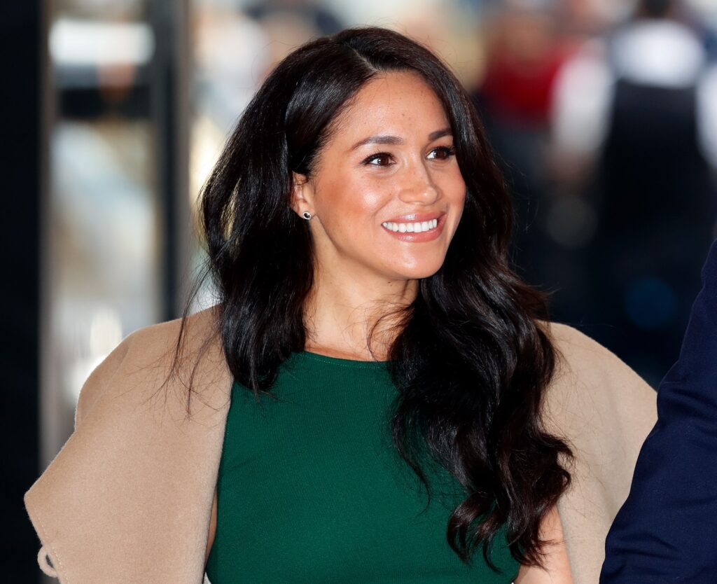 Pse Meghan Markle vesh gjithmonë veshje të gjata?