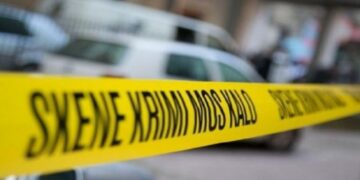 Konispol/ Burri vret gruan, djali e hedh nga shkallët, i moshuari humb jetën