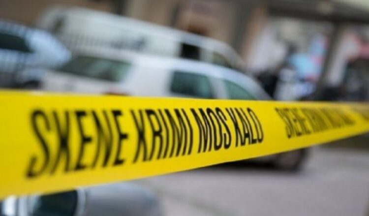 Konispol/ Burri vret gruan, djali e hedh nga shkallët, i moshuari humb jetën