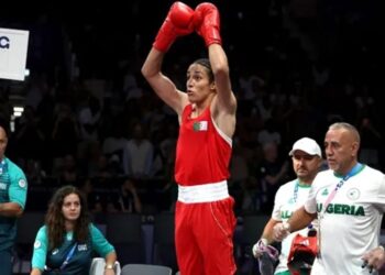 Khelif nuk “u dorëzohet” polemikave, siguron medalje në Paris 2024