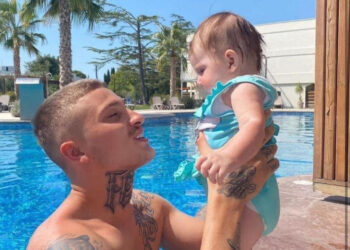 “Jetoj shumë kohë pa vajzën”/ Mesazhi prekës i Feros për prindërit: Mos u ankoni