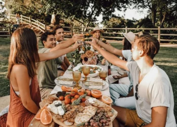 Pak e vështirë, por jo e pamundur! Ja si mund të ruani dietën tuaj gjatë pushimeve